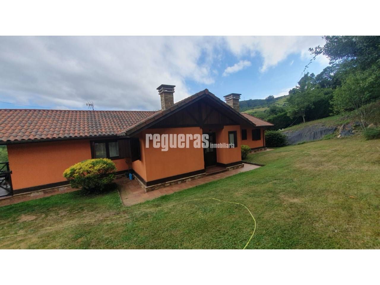Vista exterior de Casa o xalet en venda en Illas amb Calefacció, Parquet i Terrassa