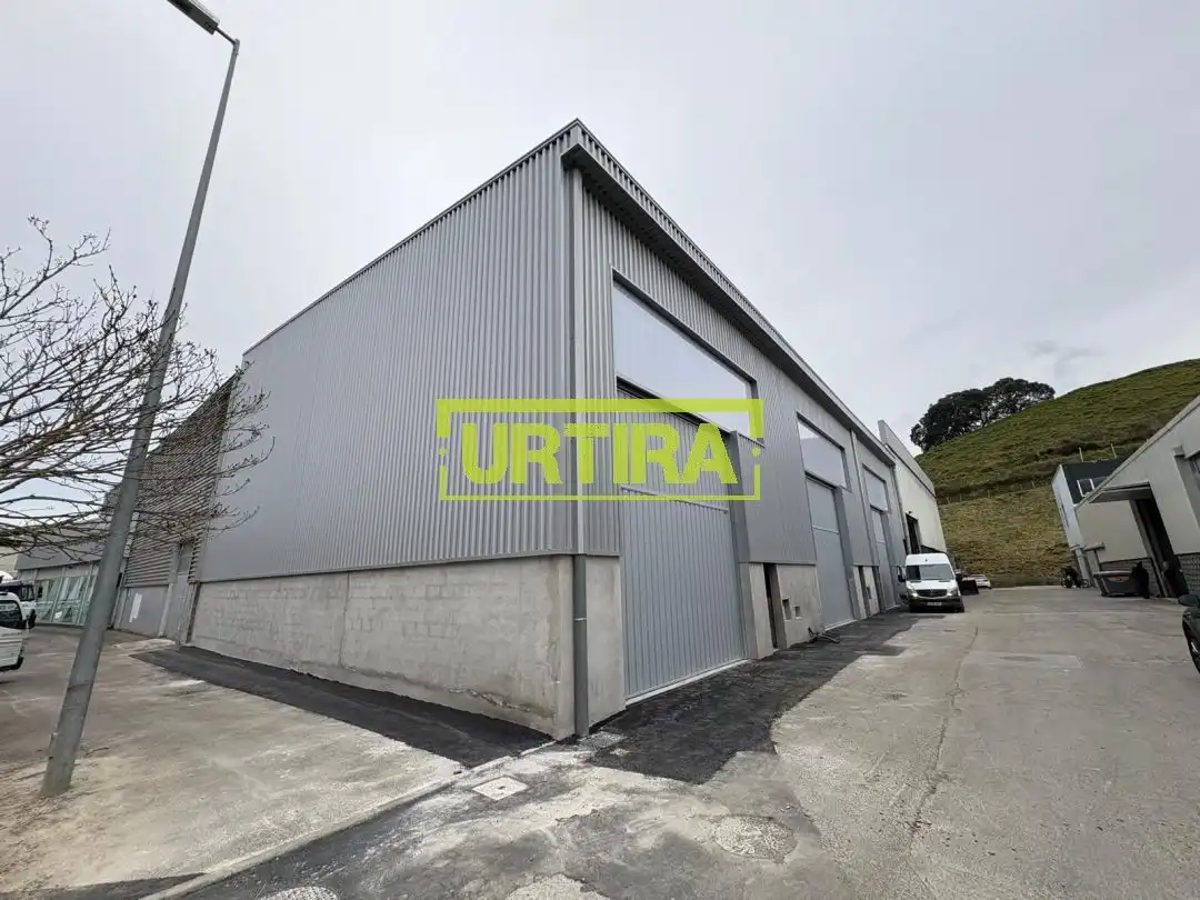 Vista exterior de Nave industrial en venta en Zarautz
