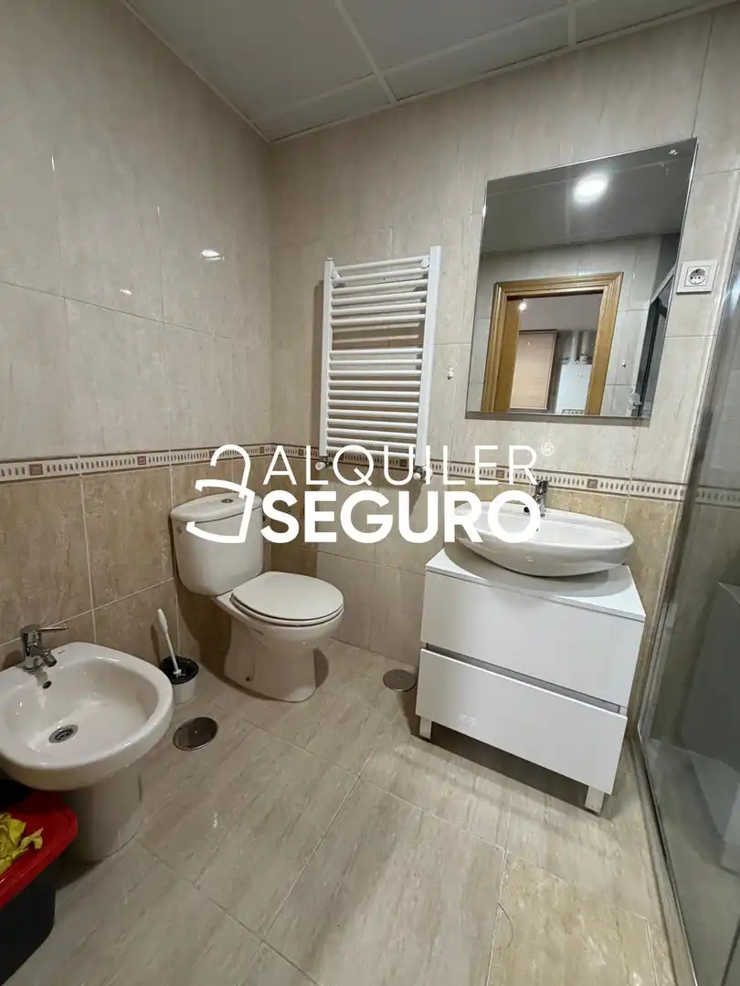 Badezimmer von Loft zur Miete in Madrid mit Heizung, Abstellraum und Möbliert