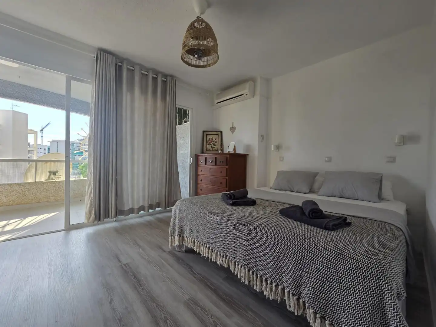 Habitación de Piso de alquiler en Benalmádena con Terraza y Piscina comunitaria