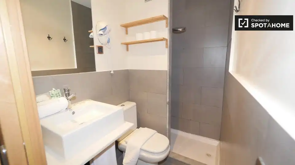 Baño de Piso de alquiler en Barcelona con Aire acondicionado, Calefacción y Amueblado