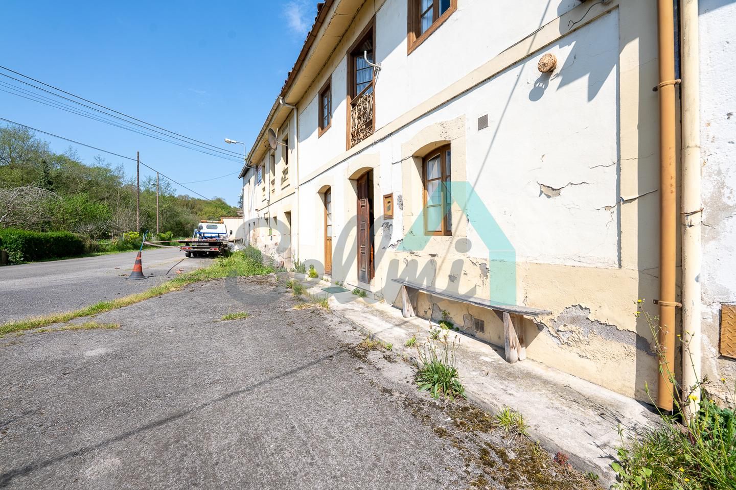 Vista exterior de Casa adosada en venda en Oviedo  amb Jardí privat i Balcó