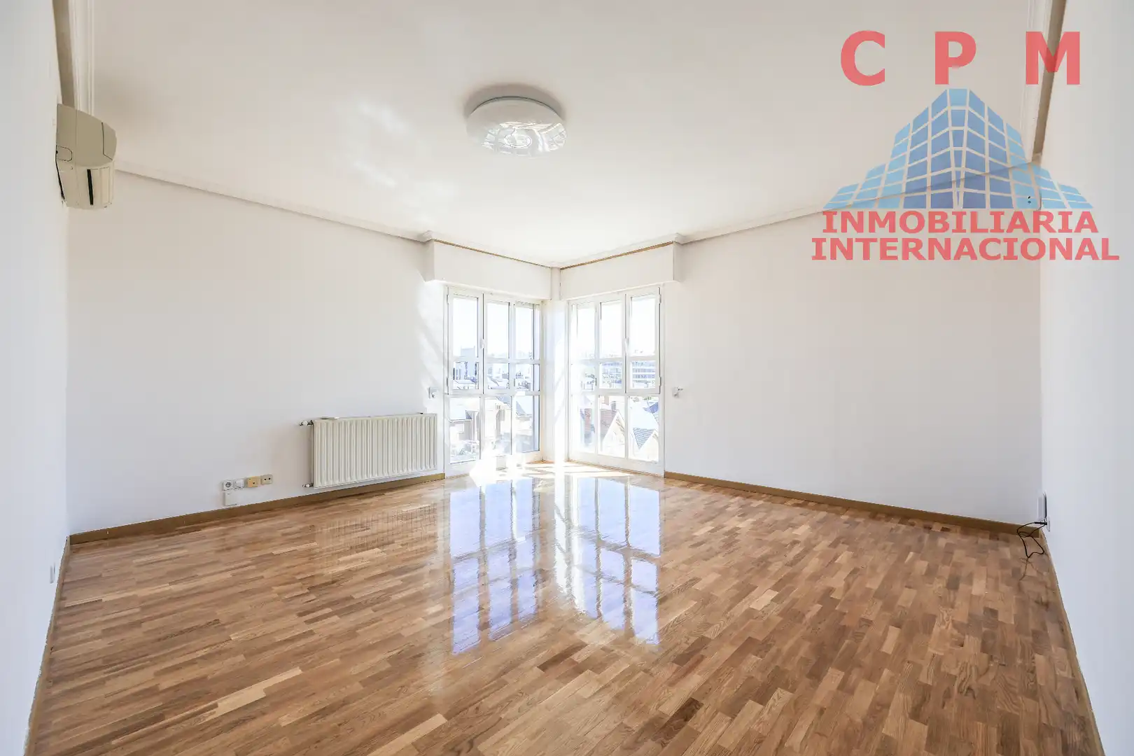 Living room of Flat for rent in Madrid  with Air Conditioner, Heating and Parquet flooring