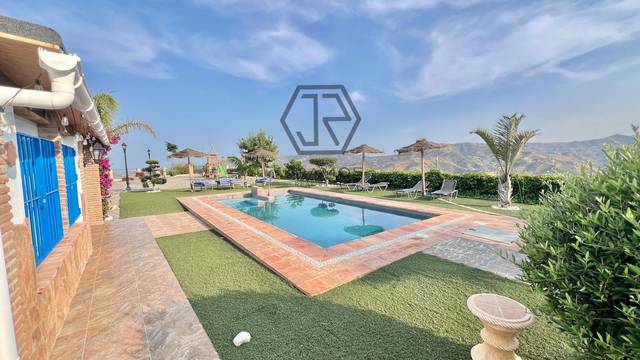 Casa-chalet en Alquiler en de la axarquia en Almáchar