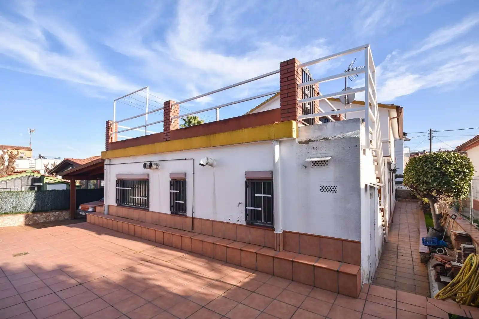 Vista exterior de Casa o chalet en venta en Santa Perpètua de Mogoda con Aire acondicionado, Calefacción y Jardín privado