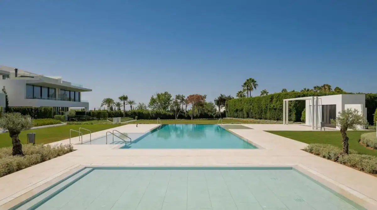 Schwimmbecken von Haus oder Chalet zum Verkauf in Marbella mit Klimaanlage, Privatgarten und Terrasse