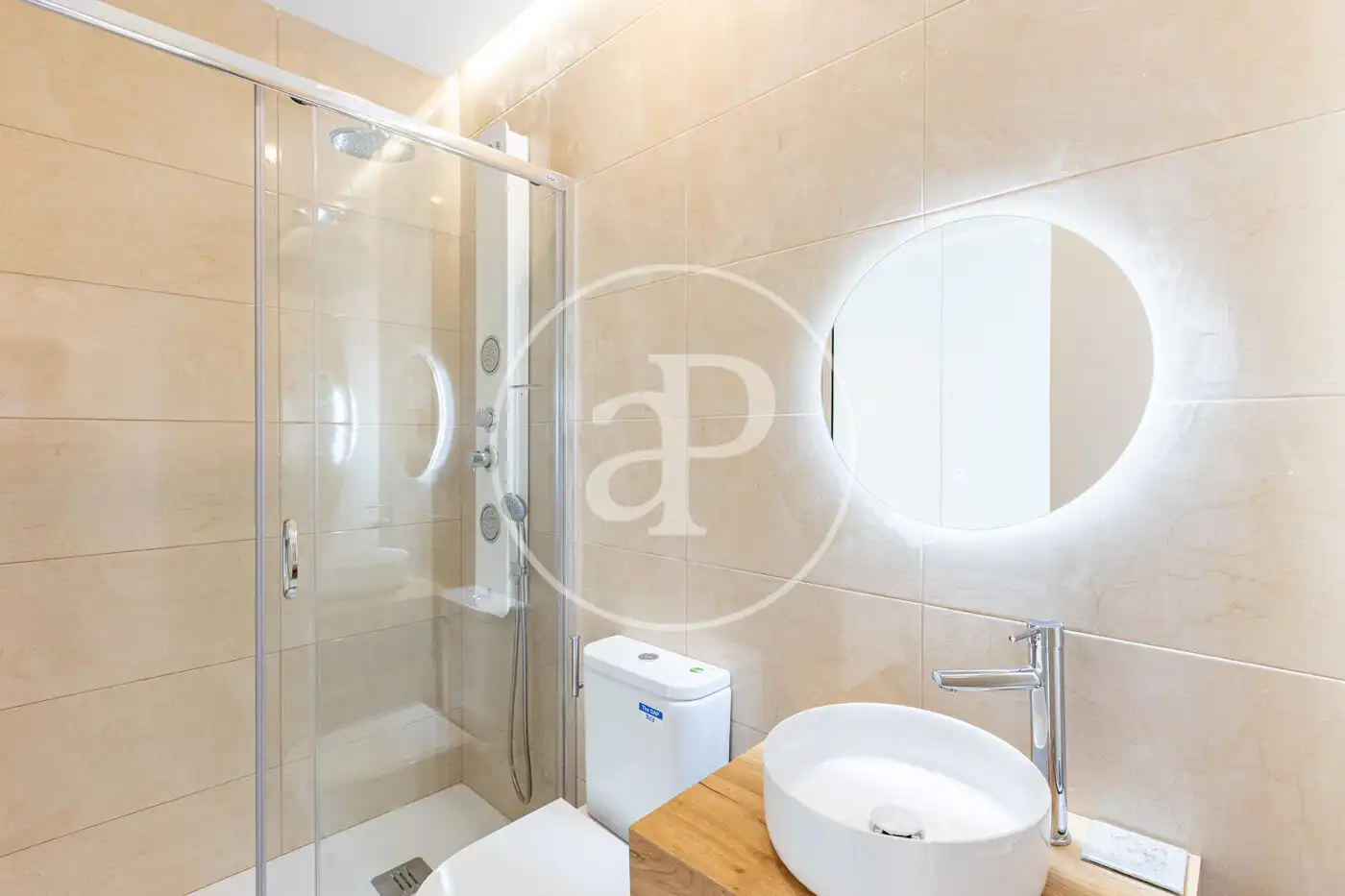 Badezimmer von Wohnung zum Verkauf in Madrid mit Klimaanlage und Heizung