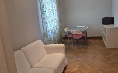 Living room of Apartment to rent in  Madrid Capital  with Heating, Parquet flooring and Furnished