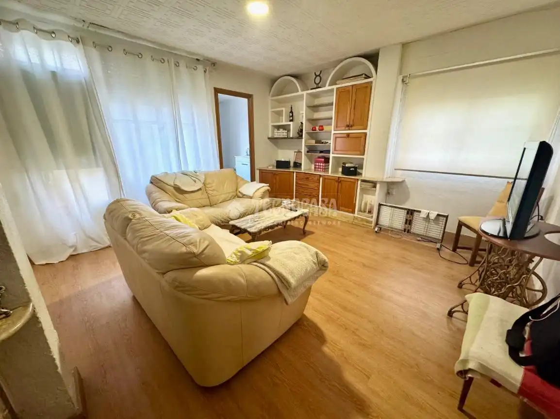 Wohnzimmer von Einfamilien-Reihenhaus zum Verkauf in Paterna mit Klimaanlage, Privatgarten und Abstellraum