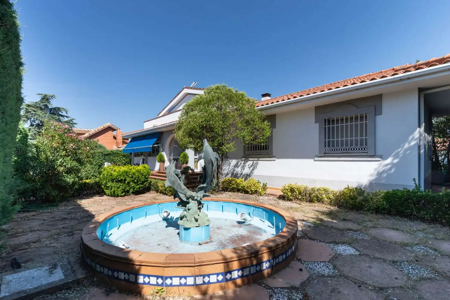 Vista exterior de Casa o xalet en venda en Nuevo Baztán amb Aire condicionat, Calefacció i Jardí privat