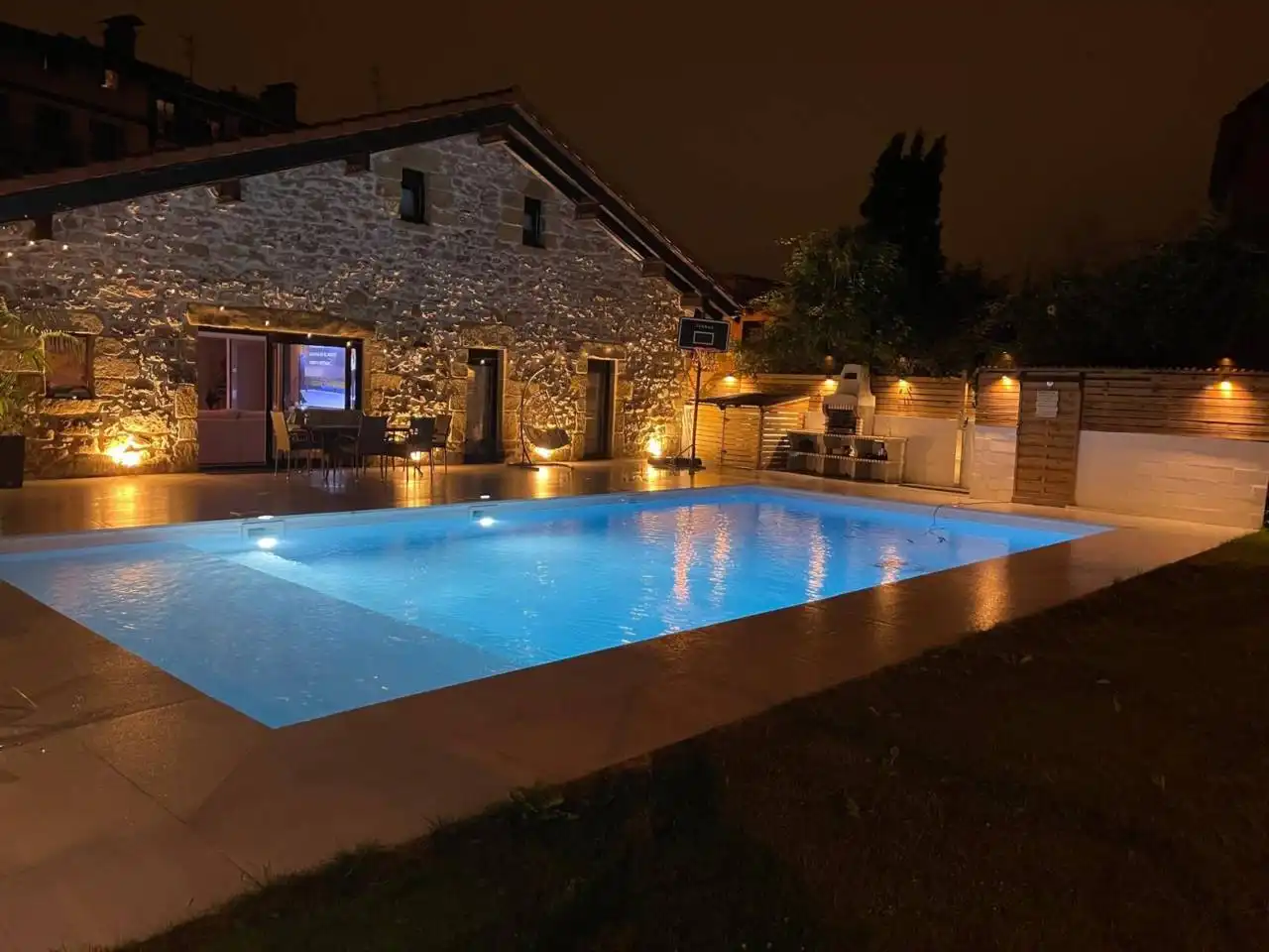Piscina de Casa o xalet en venda en Donostia - San Sebastián  amb Aire condicionat, Calefacció i Jardí privat