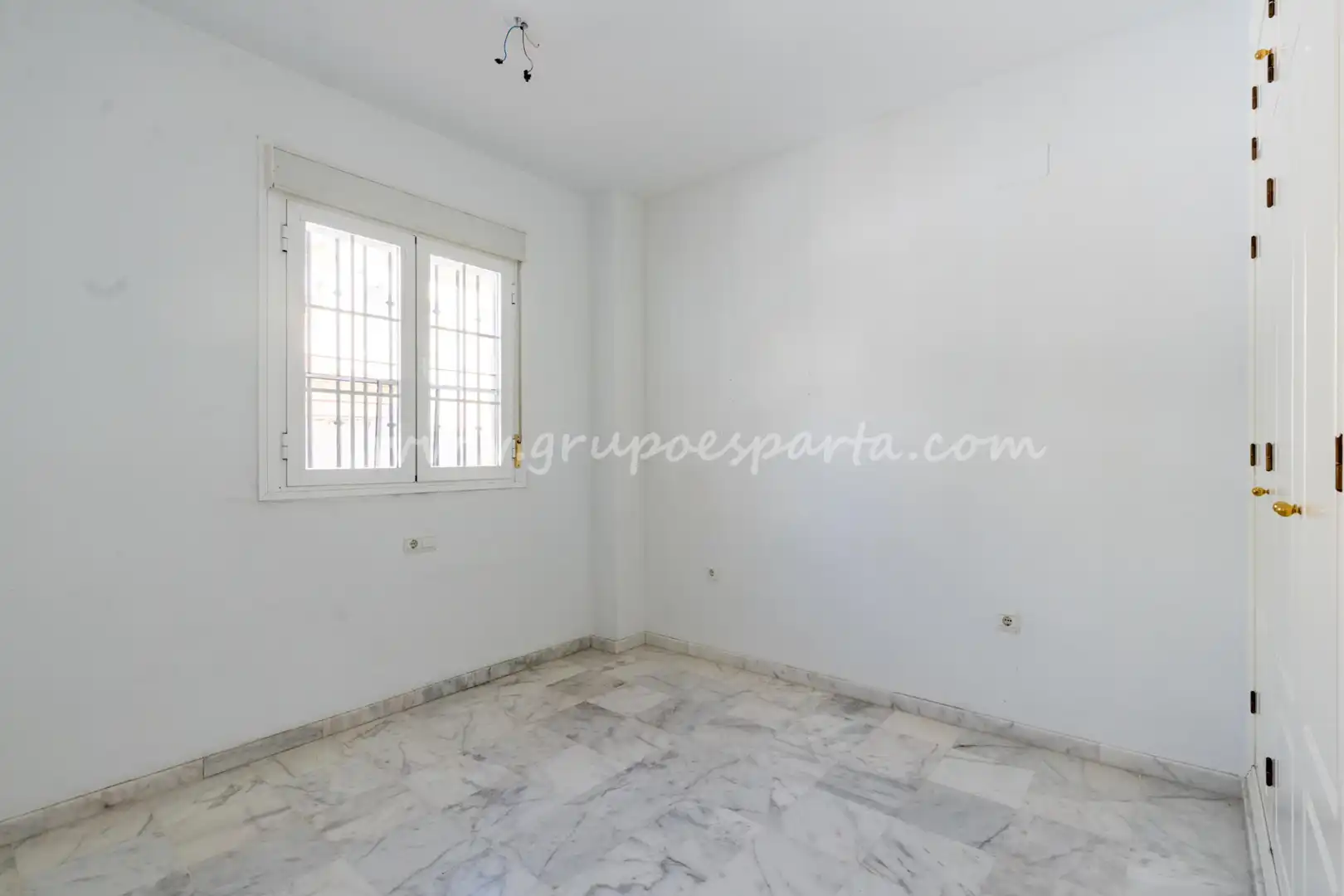 Detached homes for sale in Espartinas  with Air Conditioner, Heating and Oven