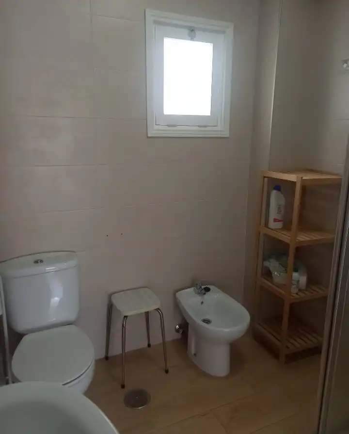 Baño de Piso de alquiler en Málaga con Amueblado, Lavadora y Microondas