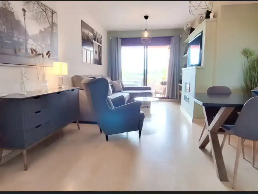 Sala d'estar de Pis de lloguer en Manilva amb Aire condicionat, Jardí privat i Traster