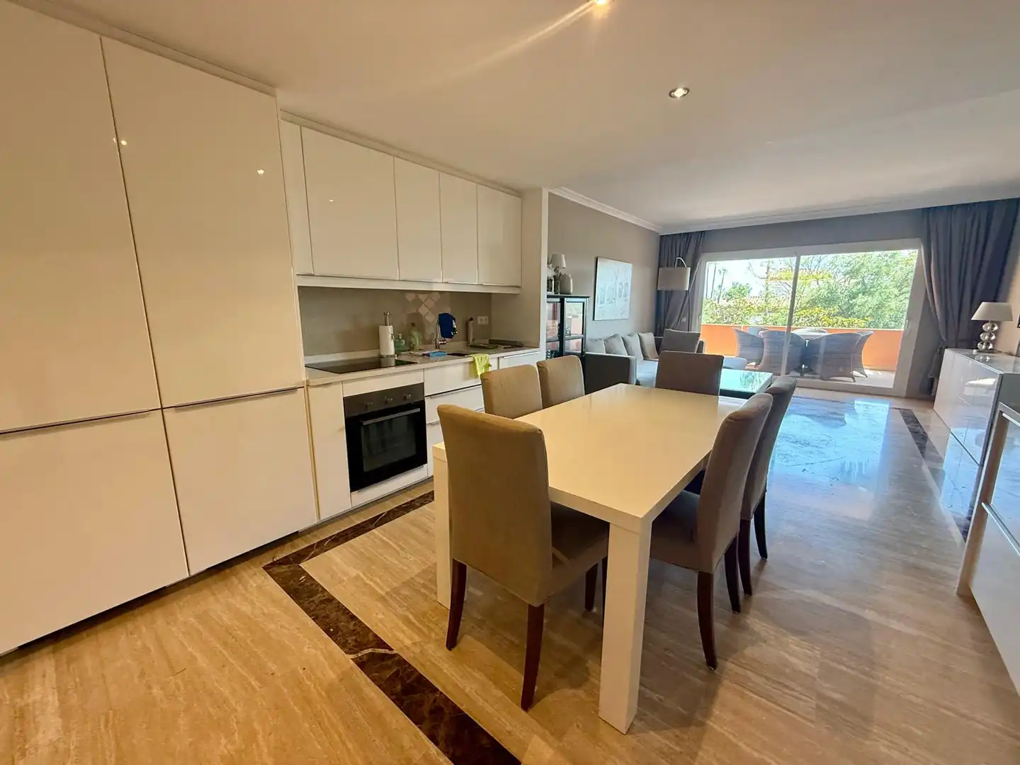 Menjador de Apartament de lloguer en Marbella amb Aire condicionat, Terrassa i Piscina
