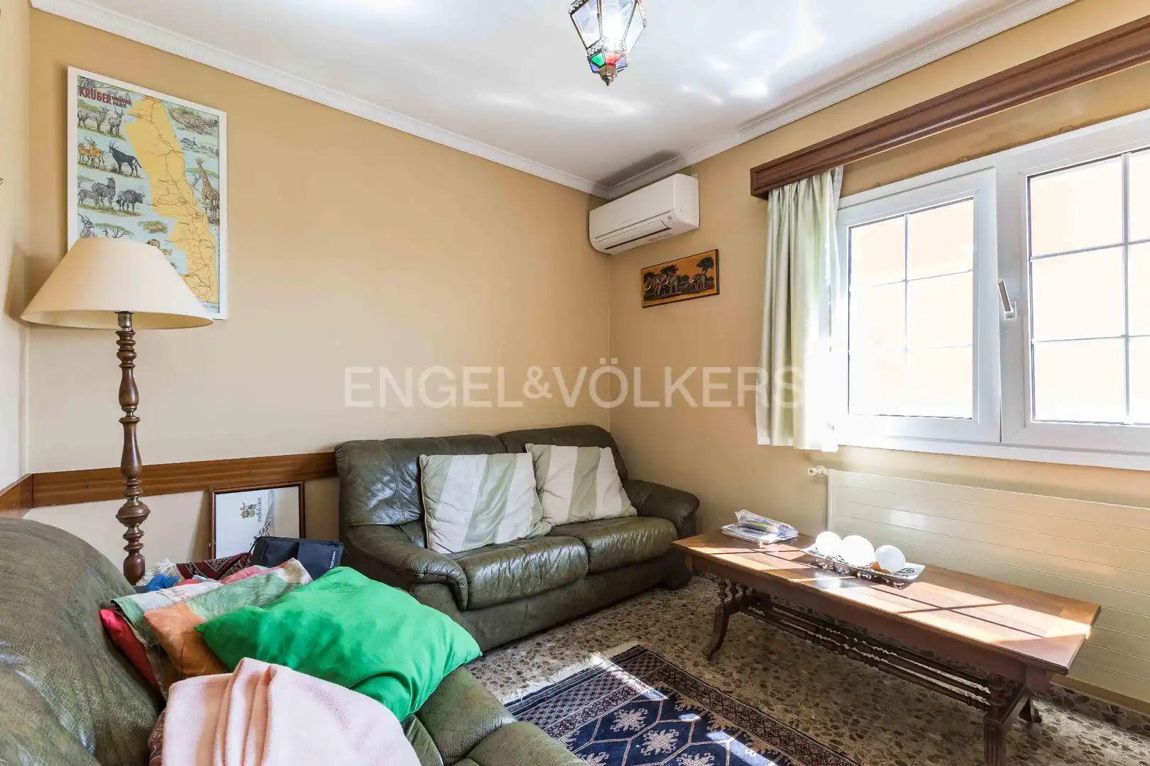 Sala de estar de Casa o chalet en venta en Esplugues de Llobregat con Aire acondicionado, Calefacción y Jardín privado