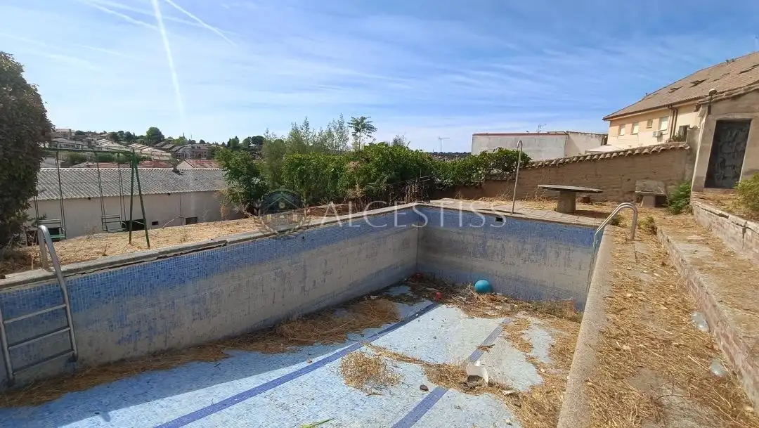 Schwimmbecken von Fabrikhallen zum Verkauf in Méntrida
