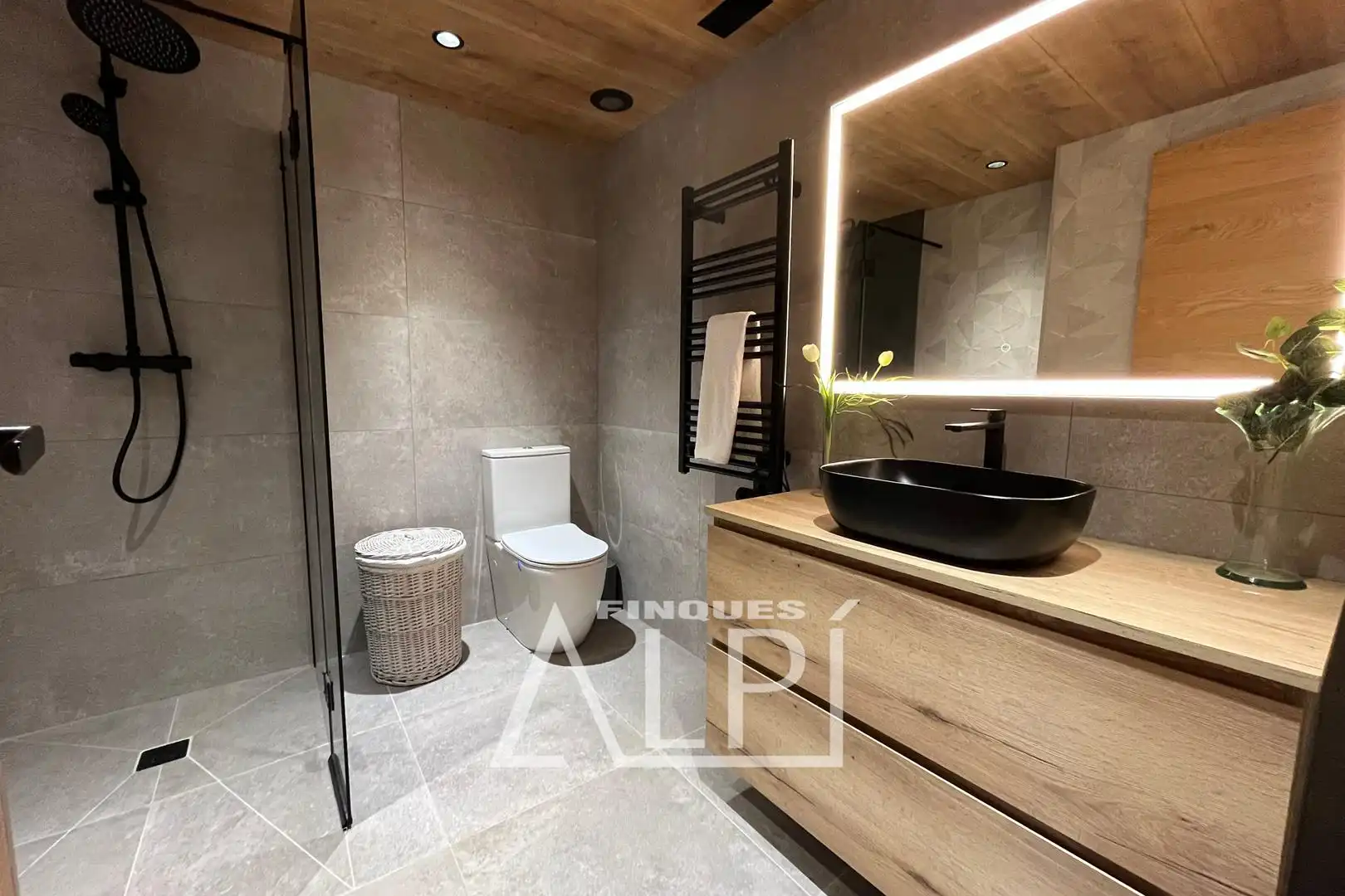 Bany de Apartament en venda en Puigcerdà amb Calefacció, Parquet i Traster