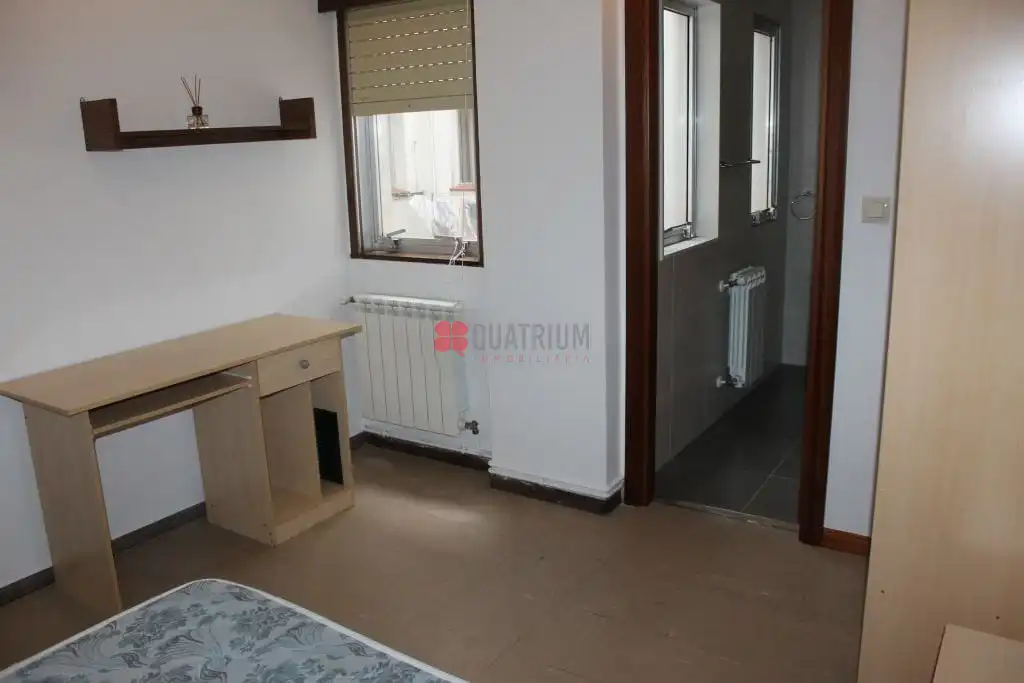 Bedroom of Flat for rent in Santiago de Compostela   with Heating, Parquet flooring and Furnished