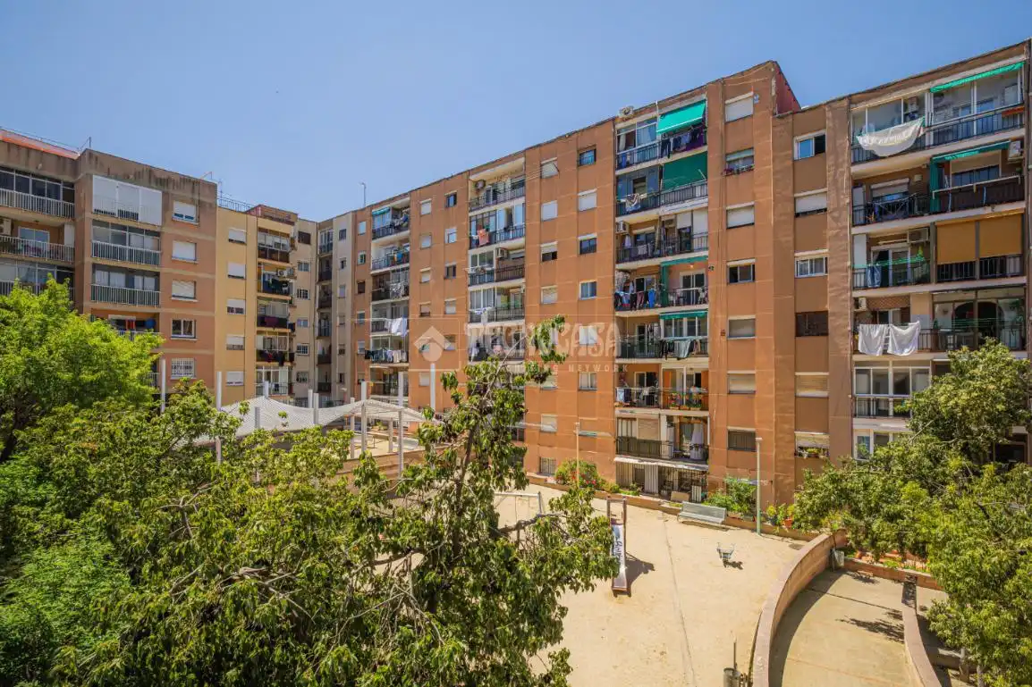 Vista exterior de Pis en venda en Sant Feliu de Llobregat amb Aire condicionat i Balcó