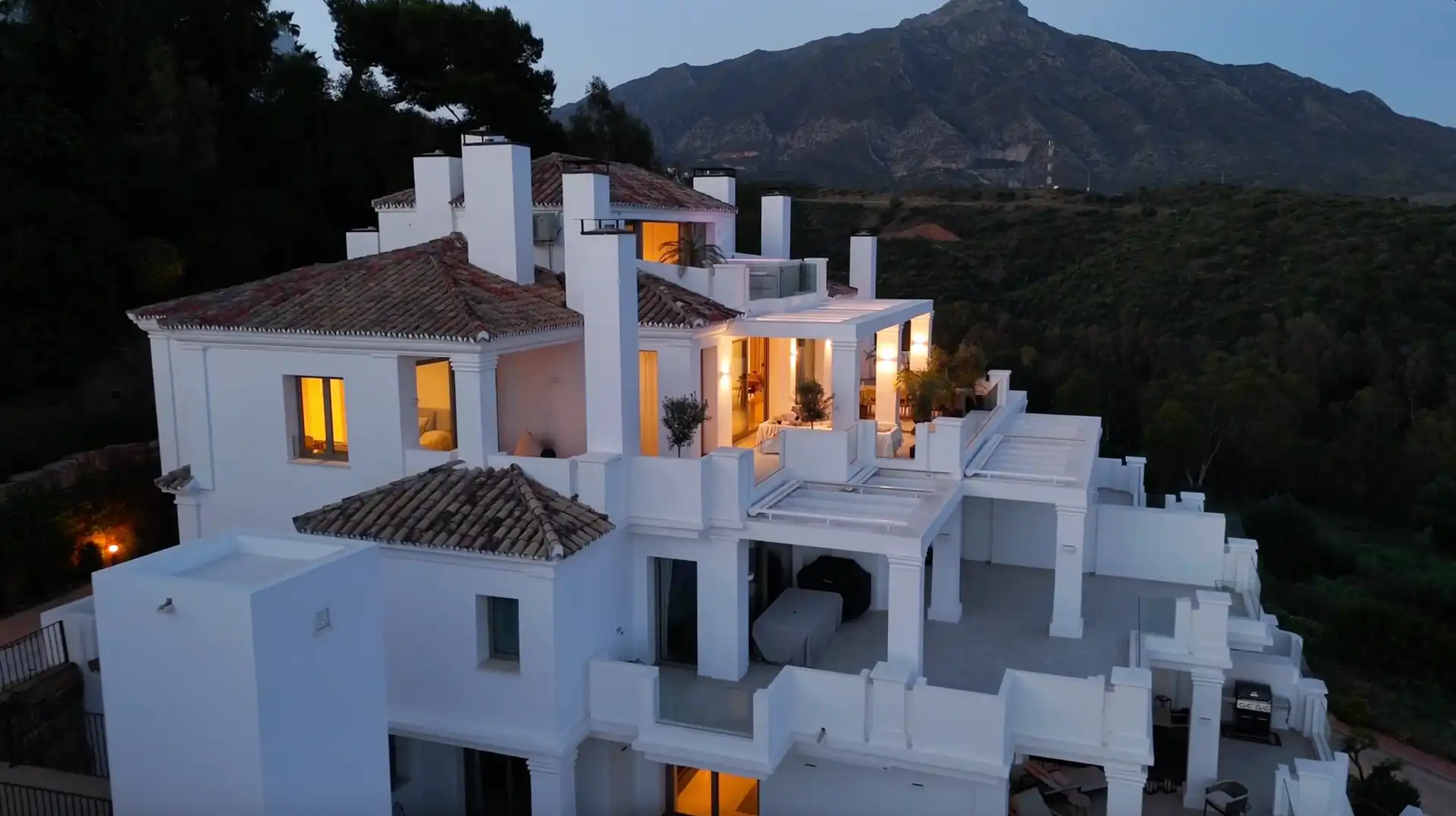 Außenansicht von Dachboden zum Verkauf in Marbella mit Terrasse und Balkon