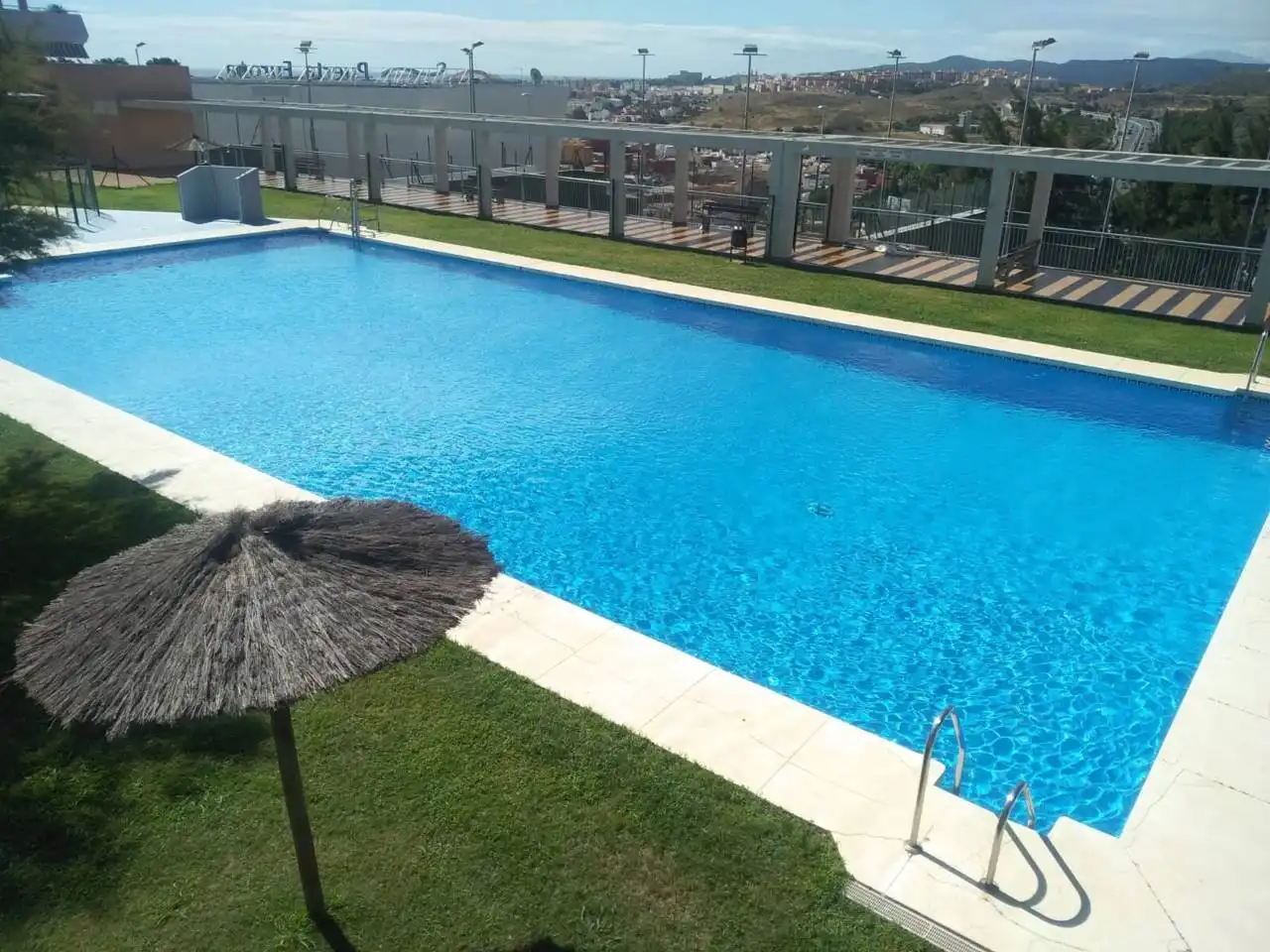 Piscina de Ático de alquiler en Algeciras con Terraza y Piscina comunitaria