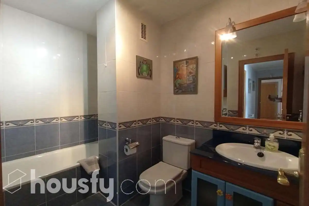 Bathroom of Flat for rent in Toledo  with Air Conditioner, Heating and Parquet flooring