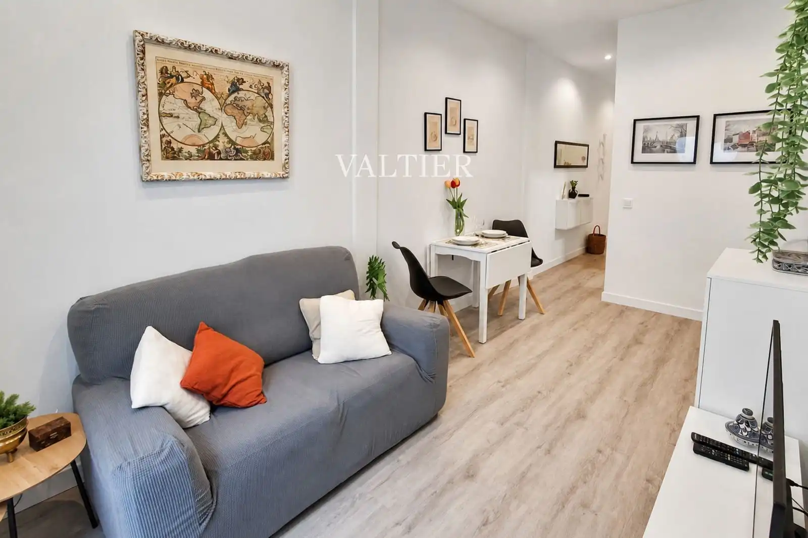 Living room of Flat for sale in Madrid  with Heating, Terrace and Furnished
