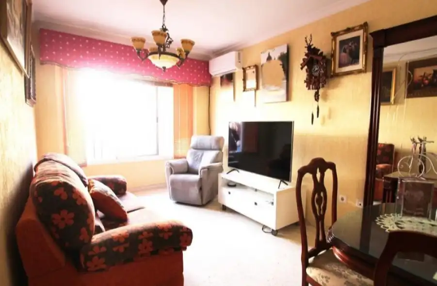 Sala d'estar de Casa adosada en venda en Jerez de la Frontera amb Aire condicionat i Terrassa
