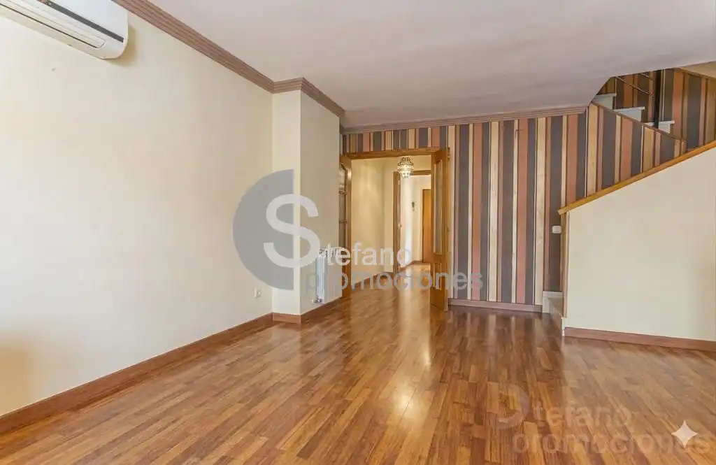 Sala d'estar de Casa adosada en venda en Málaga amb Aire condicionat, Terrassa i Traster