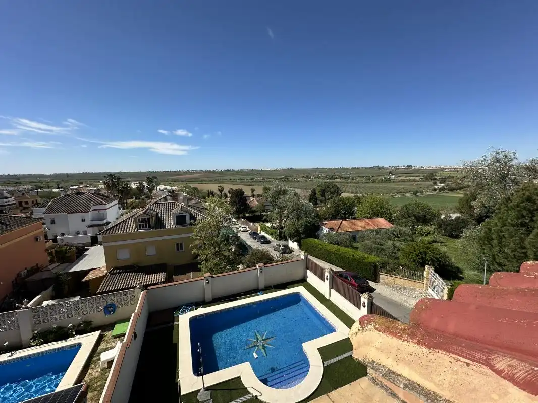 Vista exterior de Casa adosada en venda en Salteras amb Aire condicionat, Calefacció i Terrassa