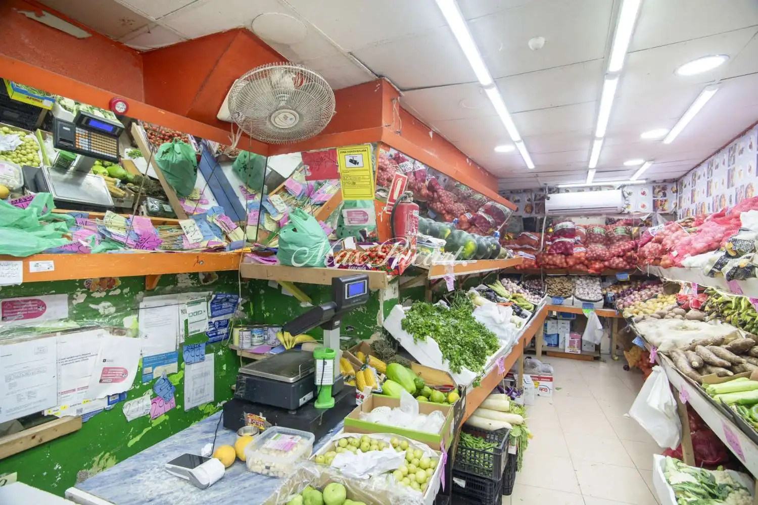 Local en venta en Barcelona con Calefacción y Amueblado