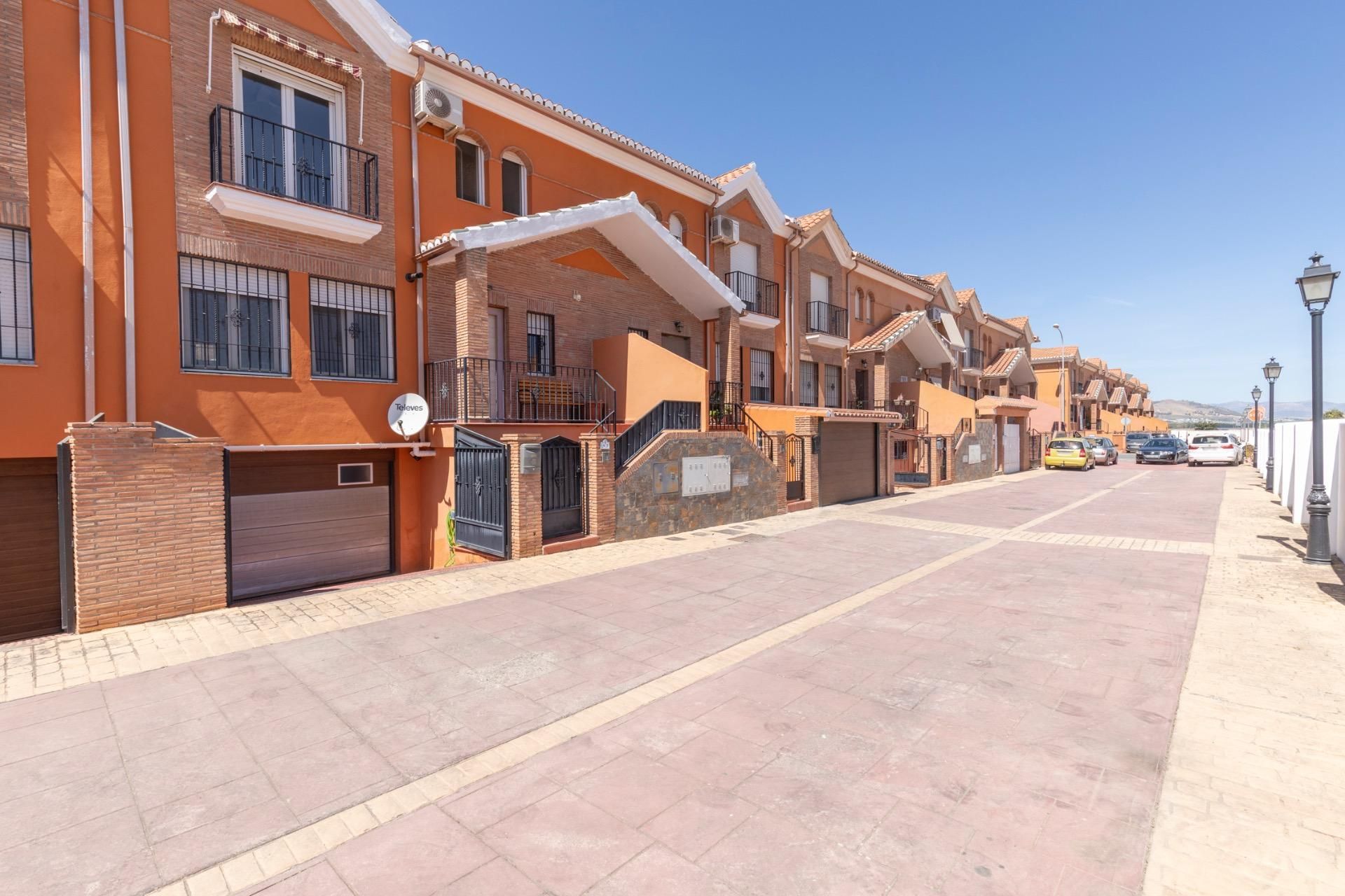 Vista exterior de Casa adosada en venda en Vegas del Genil amb Aire condicionat, Calefacció i Balcó