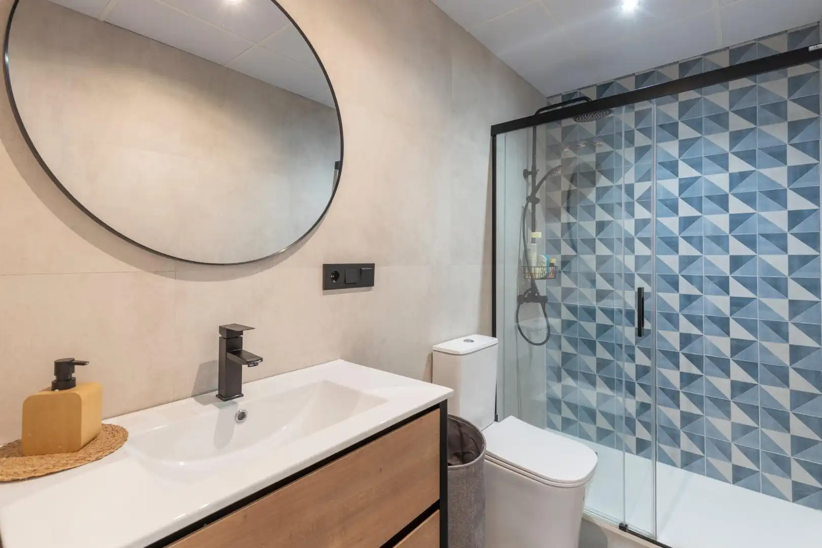 Badezimmer von Erdgeschoss zum Verkauf in Granada mit Klimaanlage, Heizung und Möbliert