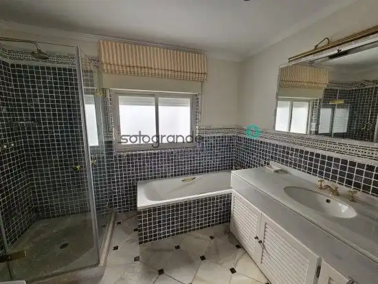Bany de Apartament en venda en Sotogrande amb Aire condicionat, Calefacció i Terrassa