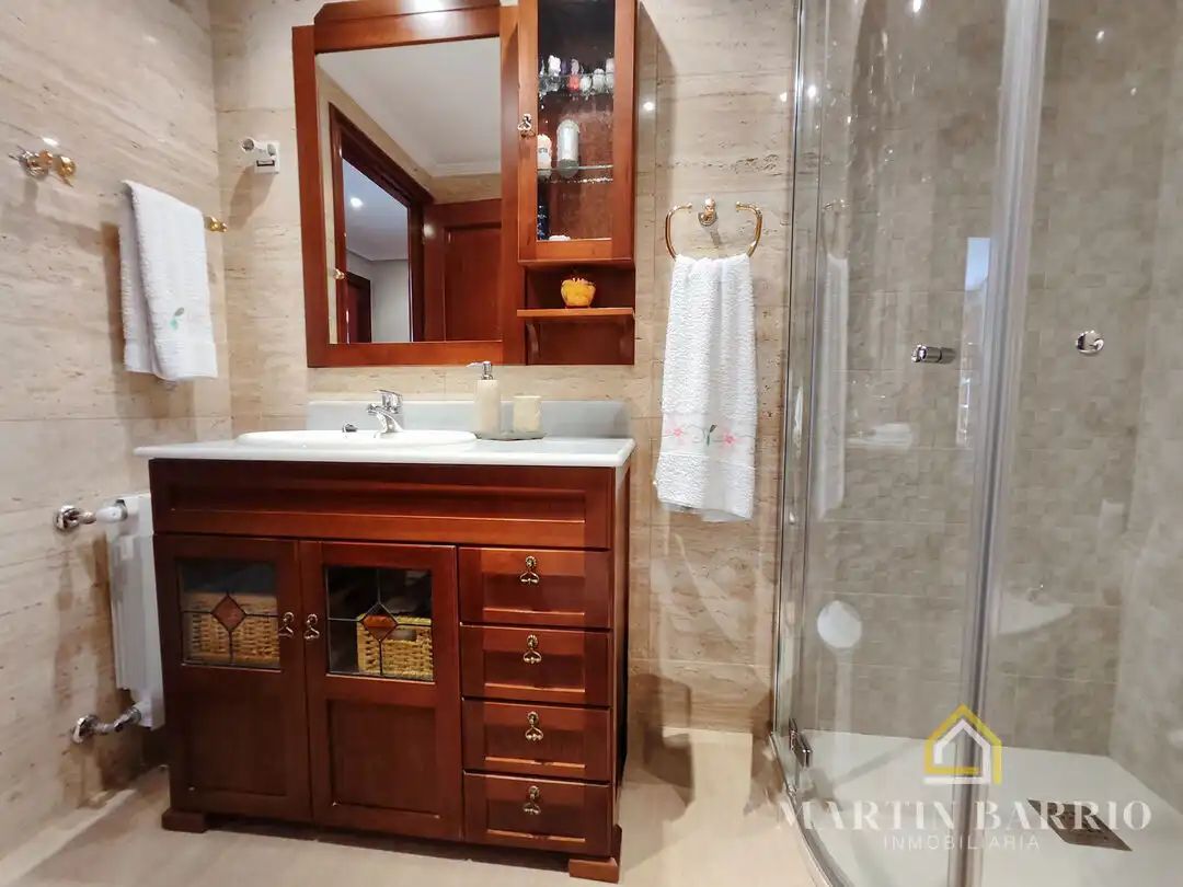 Badezimmer von Wohnung zum Verkauf in Muskiz mit Heizung, Privatgarten und Terrasse