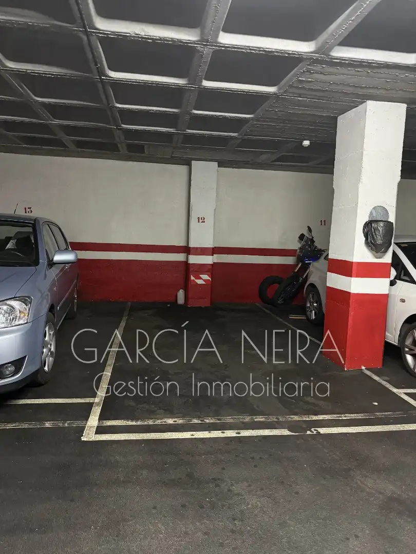 Aparcament de Pis en venda en Oviedo  amb Calefacció, Parquet i Traster