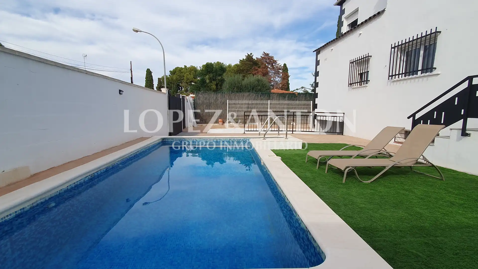 Swimming pool of Houses for sale in L'Eliana  with Air Conditioner, Heating and Private garden