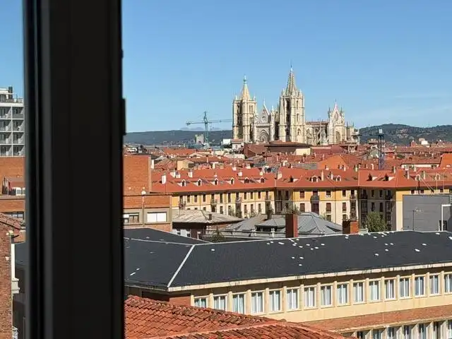 Vista exterior de Piso en venta en León Capital  con Calefacción