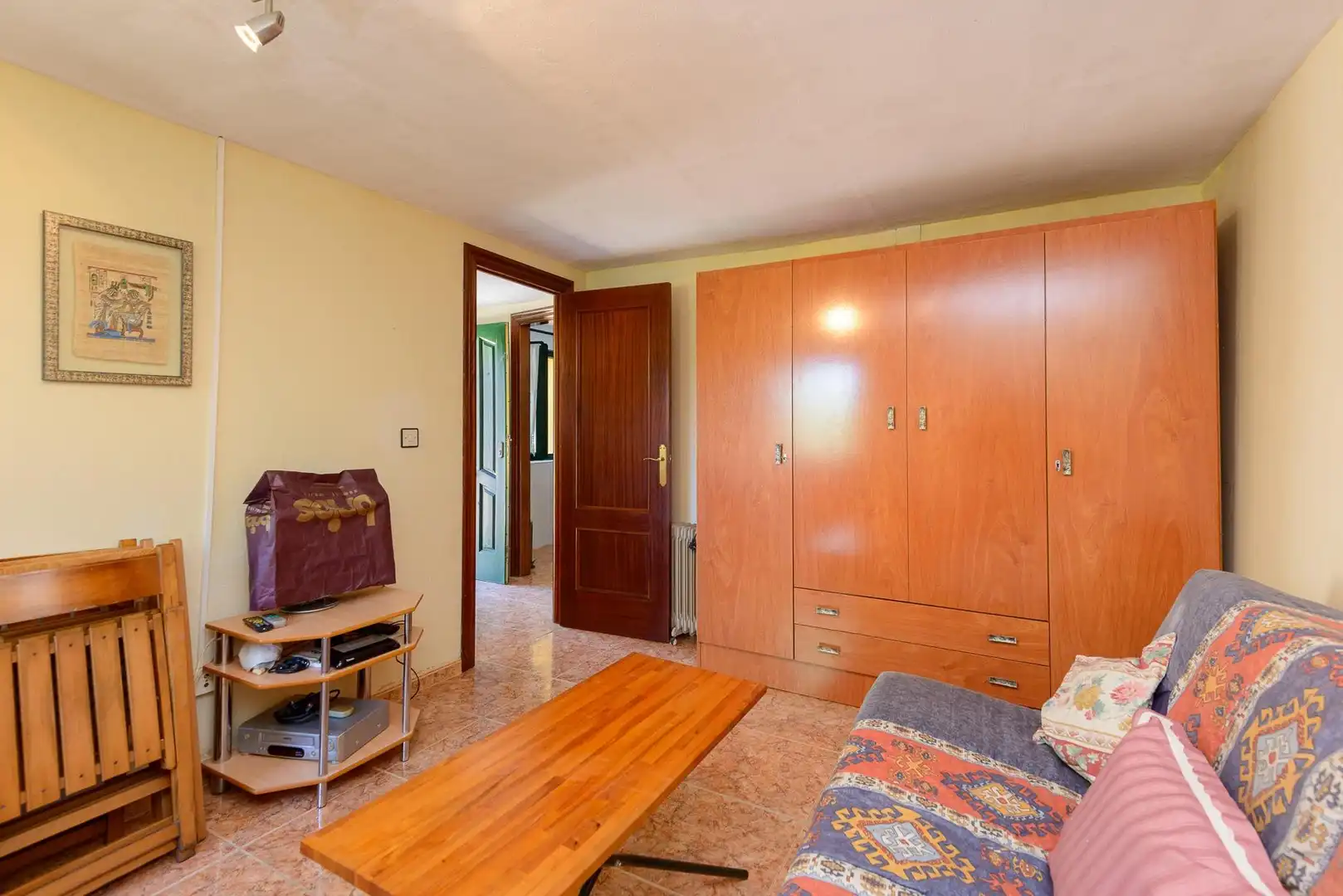 Dormitori de Casa adosada en venda en Mieres (Asturias) amb Jardí privat, Terrassa i Moblat