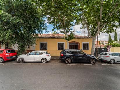 Vista exterior de Casa o xalet en venda en Leganés amb Aire condicionat i Piscina