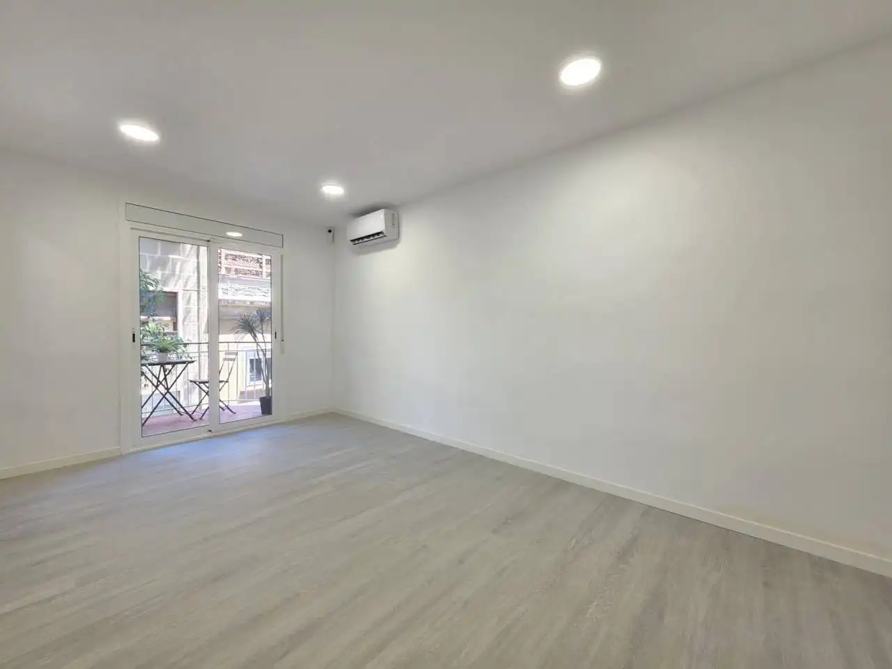 Wohnzimmer von Wohnung zum Verkauf in Barcelona mit Klimaanlage, Parkett und Terrasse