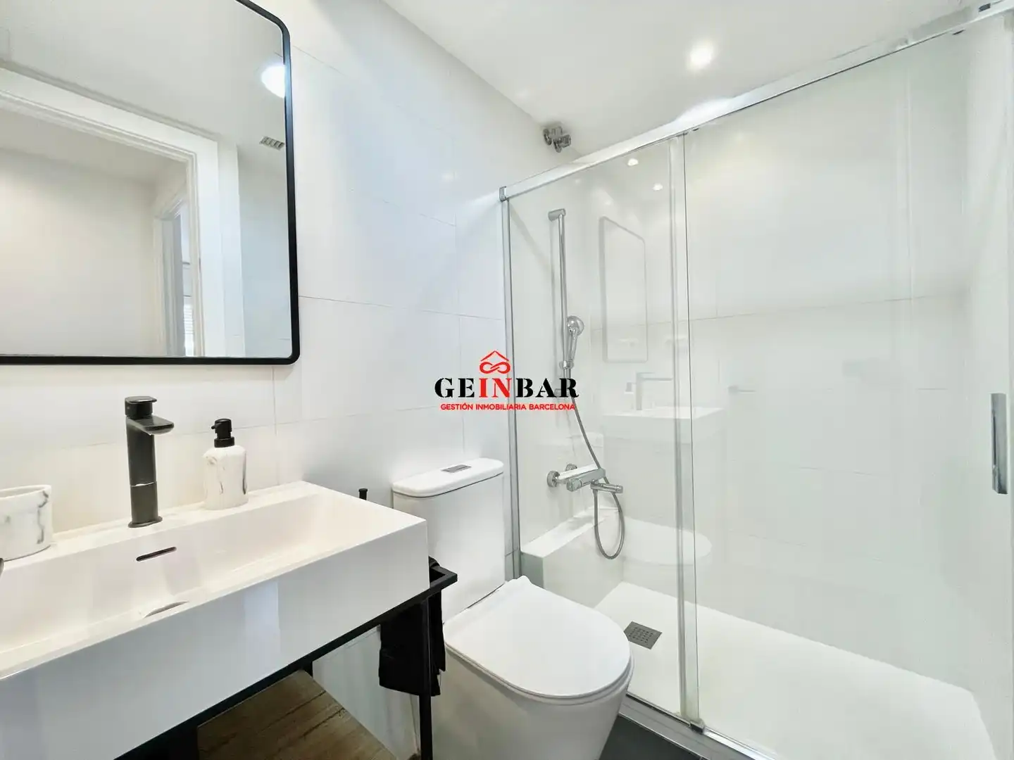 Badezimmer von Wohnung zum Verkauf in Barcelona mit Klimaanlage, Heizung und Parkett