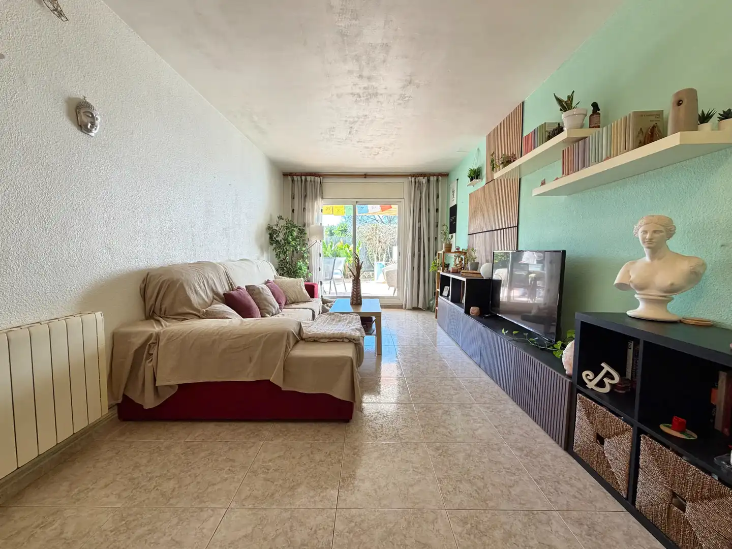 Sala de estar de Piso en venta en Santa Margarida I Els Monjos con Calefacción, Terraza y Amueblado