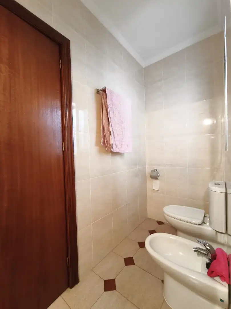 Badezimmer von Wohnung zum Verkauf in Isla Cristina mit Klimaanlage, Heizung und Terrasse