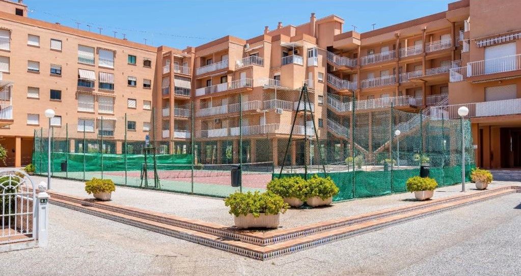 Vista exterior de Pis en venda en Salobreña amb Moblat, Balcó i Piscina comunitària