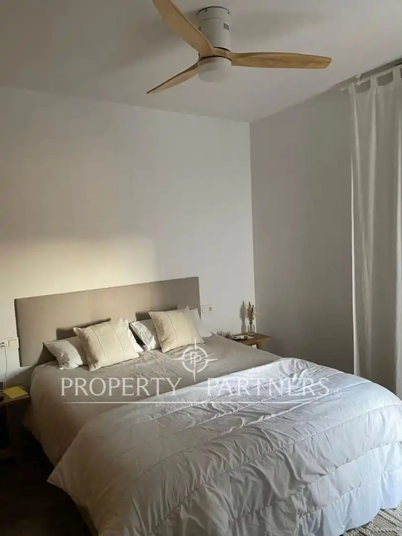 Habitación de Casa adosada en venta en La Pobla de Vallbona con Aire acondicionado, Calefacción y Terraza