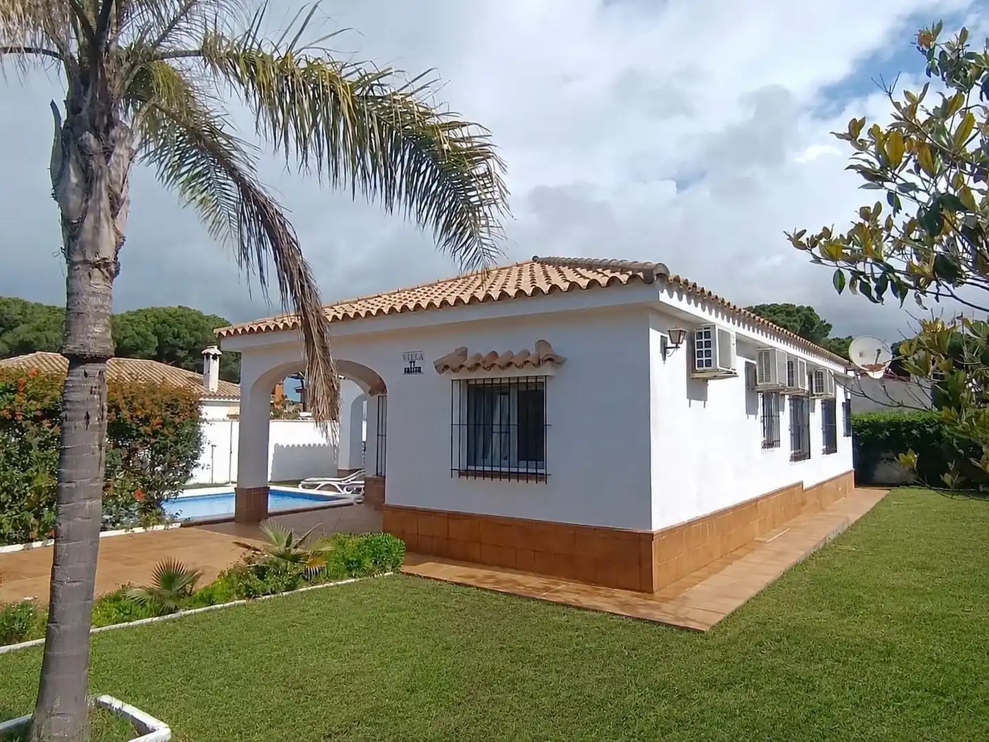Exterior view of Houses for sale in Chiclana de la Frontera  with Air Conditioner, Private garden and Storage room