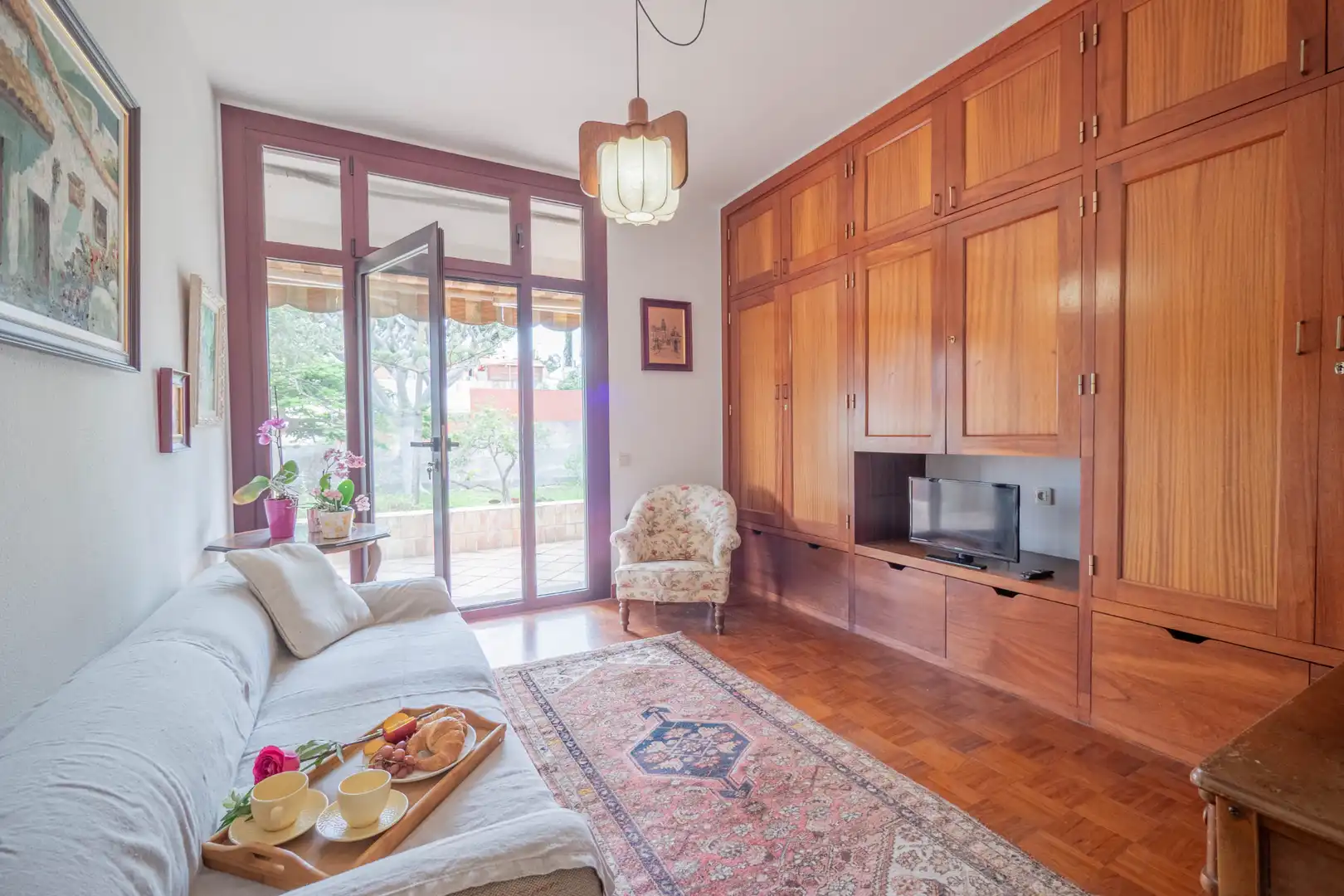 Sala d'estar de Casa o xalet en venda en Las Palmas de Gran Canaria amb Aire condicionat, Jardí privat i Parquet