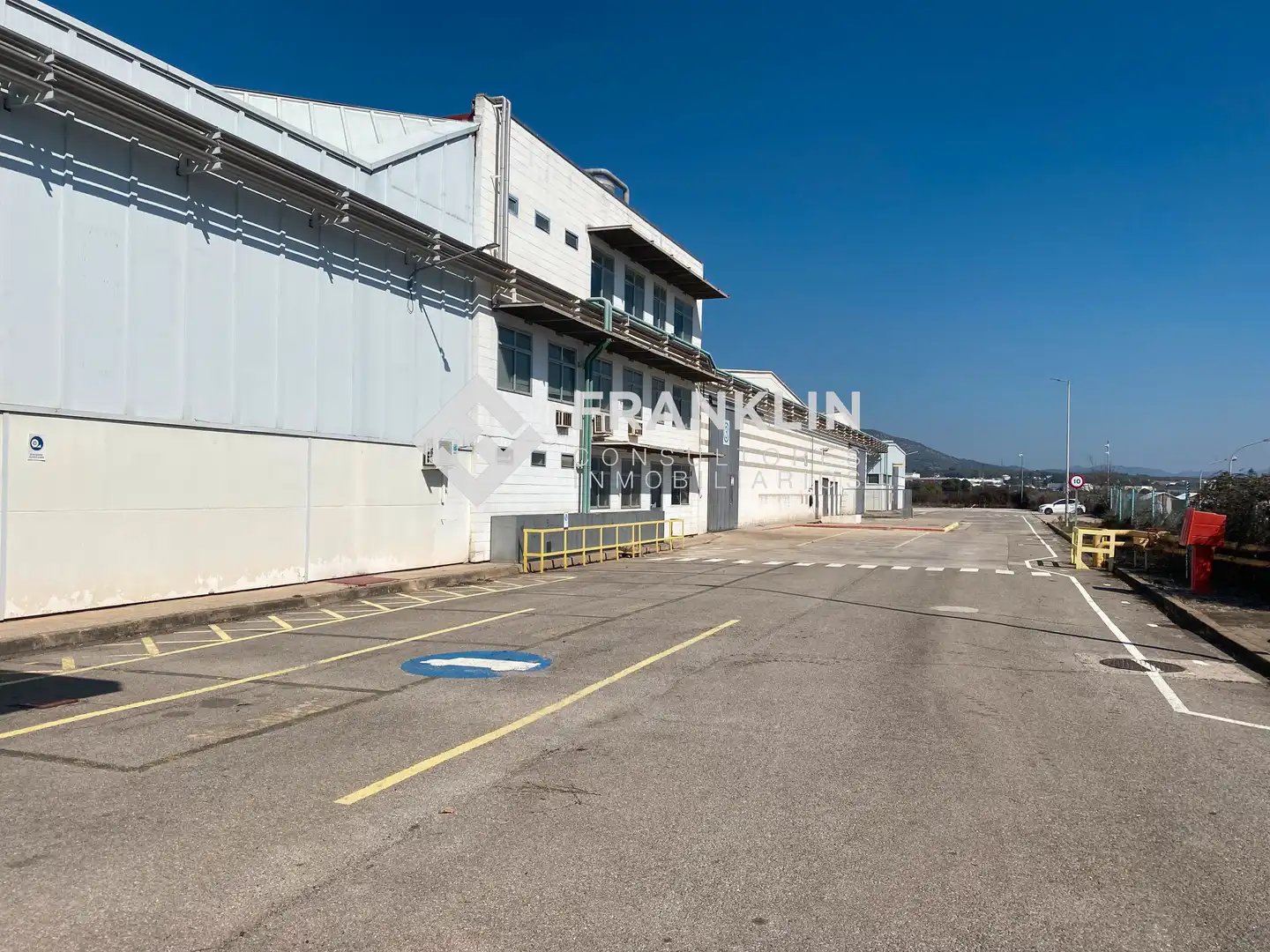 Vista exterior de Nau industrial en venda en Vilanova i la Geltrú